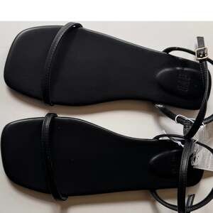 Gap True Black Strappy Minimalist Style Ankle Strap Sandals Size 8 New with tag